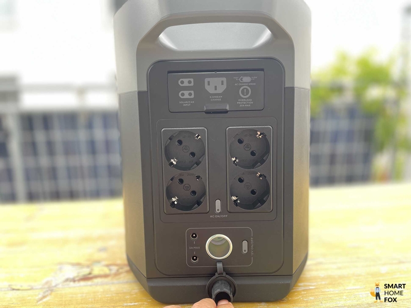 Die Vorderseite des EcoFlow Delta 2 Max Solargenerators mit 4x Schuko,1x Auto (12,6 V / 10 A) und den Solarports hinter einer Klappe.